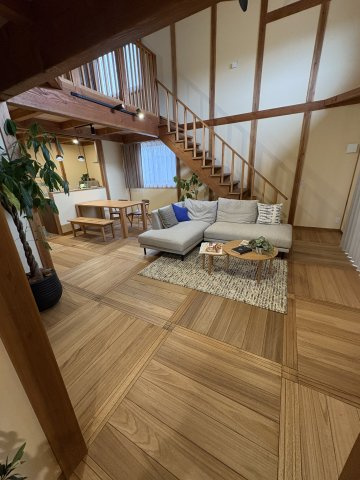 筑後市西牟田新築戸建の居間・リビング|自然素材感があふれる広々としたリビング