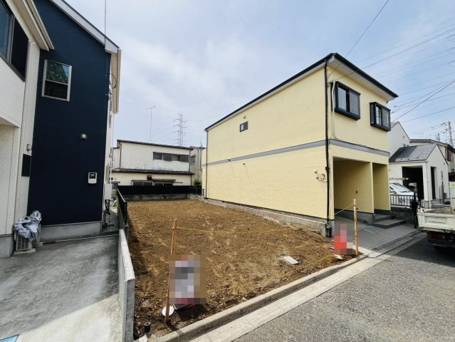 【独立洗面台】 | ～インフィーア Vol. 73　練馬区西大泉５丁目　ブランド新築戸建て～ | （洗面台イメージ）機能性が高いカウンターが便利な三面鏡仕様