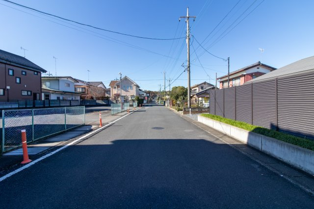 足利市八幡町１丁目の売地の前面道路含む現地写真