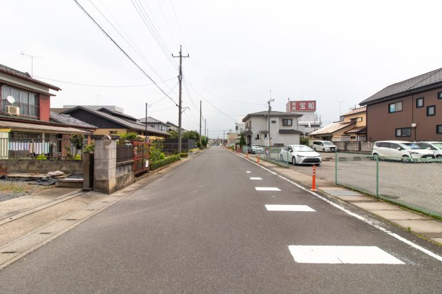 足利市八幡町１丁目の売地の前面道路含む現地写真