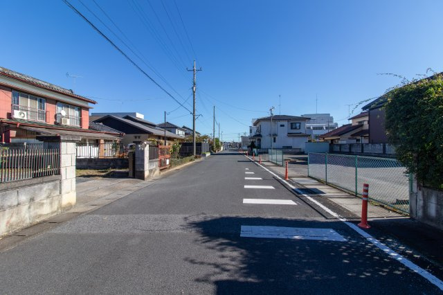 足利市八幡町１丁目の売地の前面道路含む現地写真