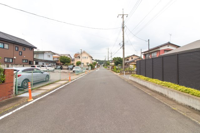 足利市八幡町１丁目の売地の前面道路含む現地写真