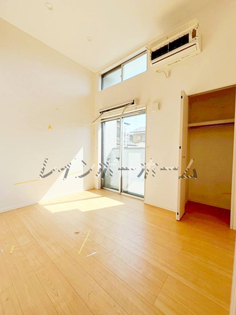 特典：仲介手数料が無料です!!の居間・リビング|こちらのリビングで趣味の時間をお楽しみください