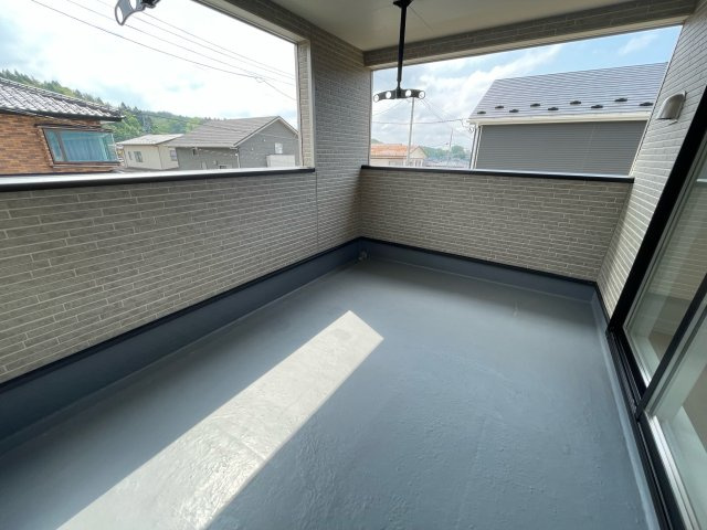 【新築戸建て】秋田市新藤田第2　1号棟のバルコニー|
開放感あふれるバルコニー、コンセント完備でアウトドアの楽しみ方が広がります♪
