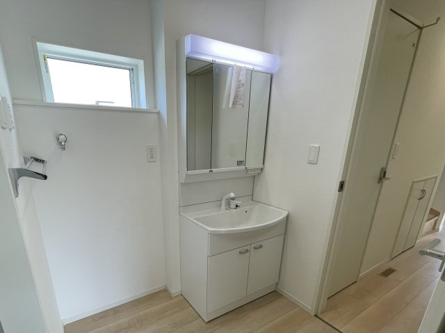 【新築戸建て】秋田市新藤田第2　2号棟の独立洗面台|三面鏡付き洗面台◎毎日の生活に必要なアイテムをしっかり収納でき、洗面所周りがスッキリ♪