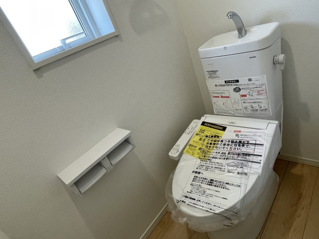 【新築戸建て】秋田市新藤田第2　2号棟のトイレ|各階にトイレがあるので、来客時も安心。家族のプライバシーも保てる嬉しい設計です♪