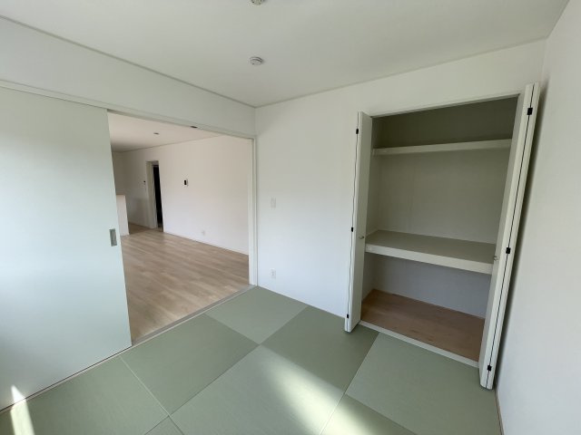 【新築戸建て】秋田市新藤田第2　2号棟の和室|リビング隣の和室は押入付き◎来客用の布団も収納可能です♪