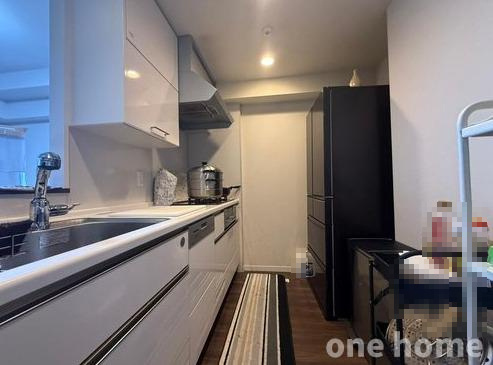 プラウドシティ新大阪のキッチン|◆キッチン背面はスペースにゆとりがあり、冷蔵庫や収納家具を配置できます！