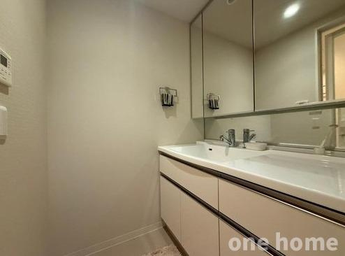 プラウドシティ新大阪の独立洗面台|◆三面鏡の洗面化粧台です！ワイドタイプで並んで身支度ができます！
◆ミドルミラー付きで、小さなお子様の目線にも鏡があるため、踏み台なしで歯磨きなどの身支度ができます！