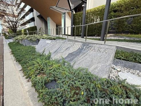 プラウドシティ新大阪のエントランス|◆みどりが植栽されたエントランス前です！