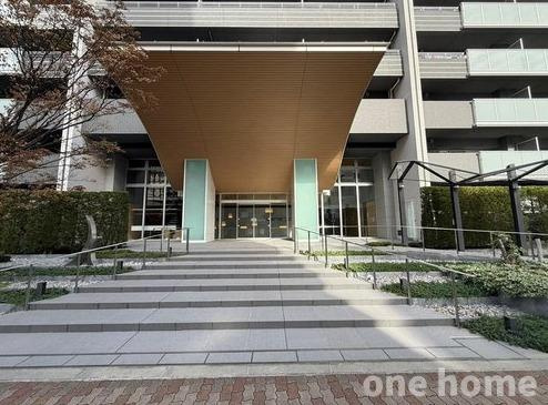 プラウドシティ新大阪のエントランス|◆ペット飼育可能！大切なワンちゃん猫ちゃんと一緒に暮らせます！
◆周辺にはスーパーなど商業施設が充実！楽しく豊かに暮らせる環境です！