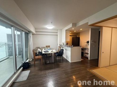 プラウドシティ新大阪の居間・リビング|◆LDKは圧巻の約16帖！南側バルコニーから陽光差し込む明るい空間です！
◆25階建て24階部分につき、陽当たり・通風・眺望良好です！