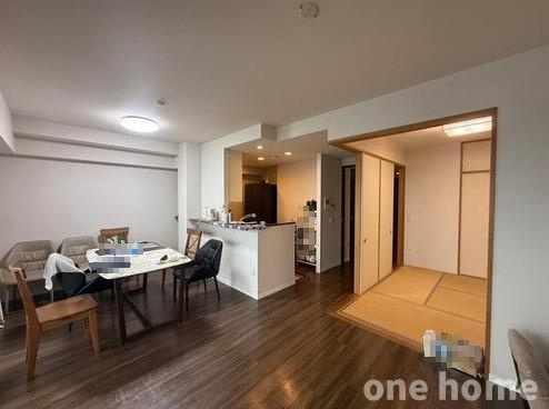 プラウドシティ新大阪の居間・リビング|◆リビングと一体化し広々とした空間を演出する人気の対面式キッチンです！お料理中も家族の様子が見え会話が弾みます！