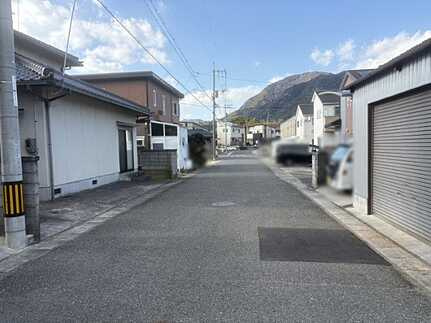 東広島市黒瀬松ヶ丘　中古一戸建ての前面道路含む現地写真