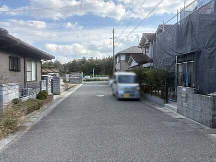 東広島市黒瀬松ヶ丘　中古一戸建ての前面道路含む現地写真