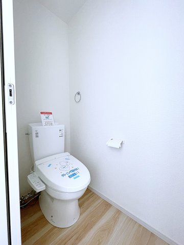 新築戸建・新築建売　須賀川市千日堂　第一小・第一中のトイレ|白を基調としており小窓で換気ができるので清潔感のある空間です。