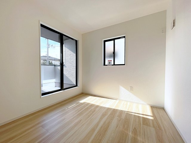 新築戸建・新築建売　須賀川市千日堂　第一小・第一中の洋室|5.2帖の洋室　2面採光でたっぷりと日差しが入り明るいお部屋です！