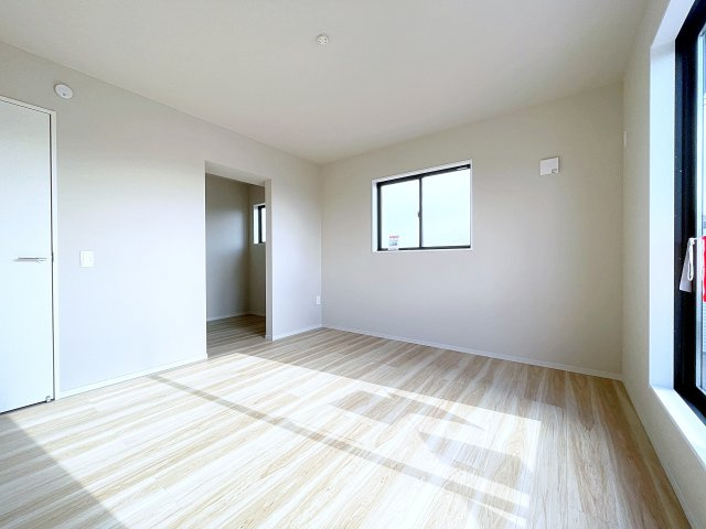 新築戸建・新築建売　須賀川市千日堂　第一小・第一中の洋室|11.5の洋室　主寝室としてご夫婦の部屋におすすめ！2面採光で明るい空間♪WICとフリースペース付き！
