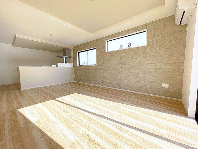 新築戸建・新築建売　須賀川市千日堂　第一小・第一中の居間・リビング|南側の大きな窓から日差しが入り明るいリビングはご家族皆さんの憩いの場です！