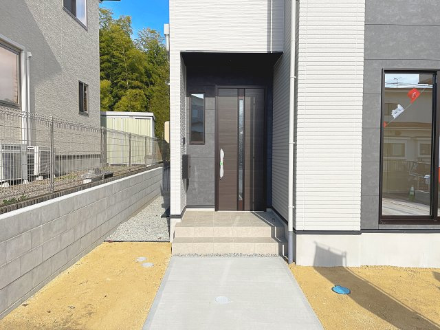 新築戸建・新築建売　須賀川市千日堂　第一小・第一中の玄関|モニター付きインターホンで訪問者を確認できるので、防犯対策やプライバシー保護など安心です！