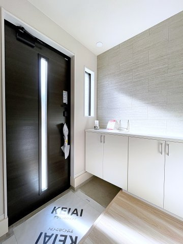 新築戸建・新築建売　須賀川市千日堂　第一小・第一中の玄関|白を基調としており清潔感のある玄関です。玄関ドアから日差しが入り明るいです！