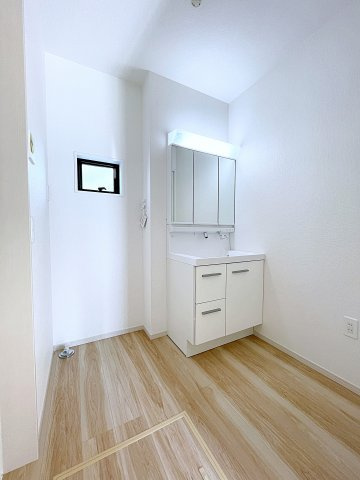 新築戸建・新築建売　須賀川市千日堂　第一小・第一中の洗面所|三面鏡洗面台で朝の身支度もしやすい＆収納力も◎洗面台に物を置かずすっきり清潔に保つことができます！