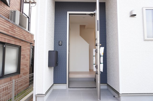 越谷市千間台西6丁目 新築分譲住宅の玄関