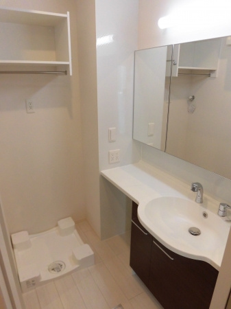 D-room十連寺　弐番館の洗面所|明るい洗面所です