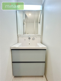【独立洗面台】 | 小学校5分　中学校5分　食洗機付　太陽光設置　鷺沼３　1号棟 | 販売現地　清潔感のある明るい洗面スペース