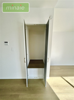 【収納】 | 小学校5分　中学校5分　食洗機付　太陽光設置　鷺沼３　1号棟 | 販売現地　リビング収納です。