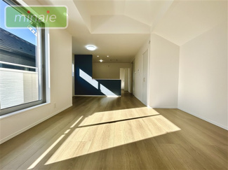 【居間・リビング】 | 小学校5分　中学校5分　食洗機付　太陽光設置　鷺沼３　1号棟 | 販売現地　リビング階段です。