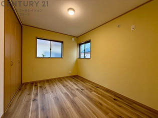 寝室…リラックスできるプライベート空間で、快適な睡眠をサポート。個人の好みに合わせたインテリアや寝具で心地良さを追求。プライベートな時間を過ごし、リフレッシュする場所におすすめです。