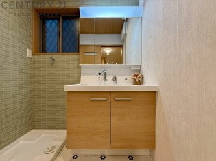 化粧品や洗顔料、歯ブラシなどの必需品をまとめて置ける収納スペースがあり、使用するたびに取り出す手間が省けます。また、水回りのため、濡れても大丈夫な素材が使用されており、お手入れが簡単です。