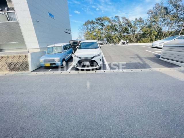 modern palazzo貝津FAVEURの駐車場