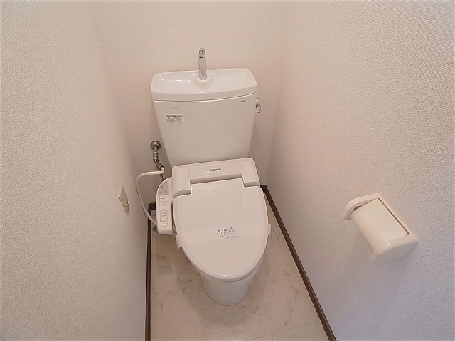 ロイヤル石井のトイレ|温水洗浄便座付きのトイレ