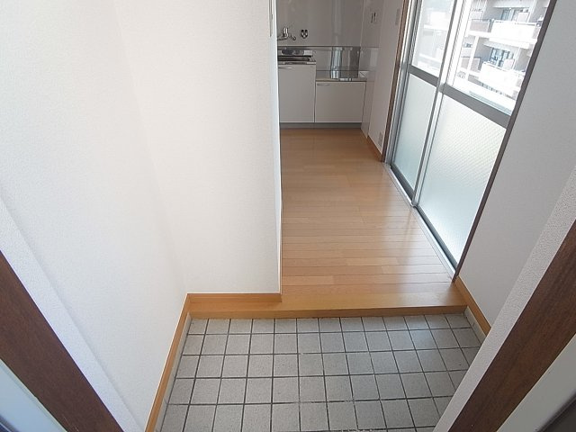 ロイヤル石井の玄関|角住戸ですので玄関も明るいです