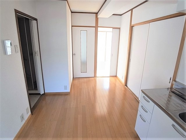 ロイヤル石井の居間・リビング|明るく風通しの良いダイニング