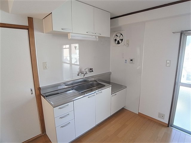 ロイヤル石井のキッチン|ガスキッチン。まな板も置けるタイプです