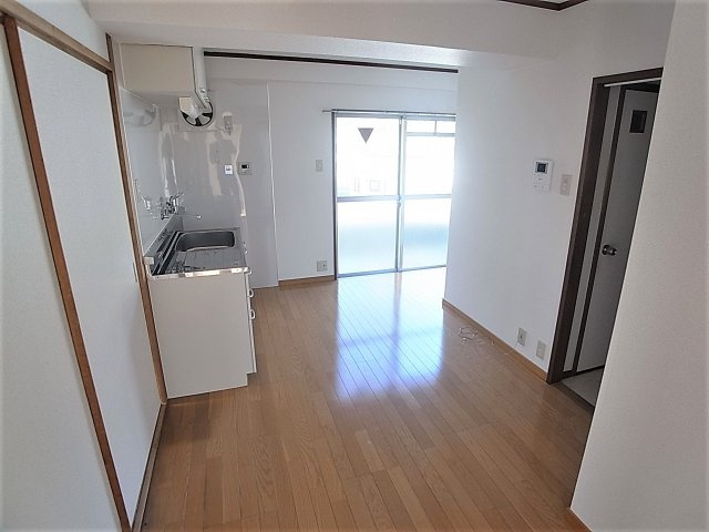 ロイヤル石井の居間・リビング|綺麗なフローリング仕上げ