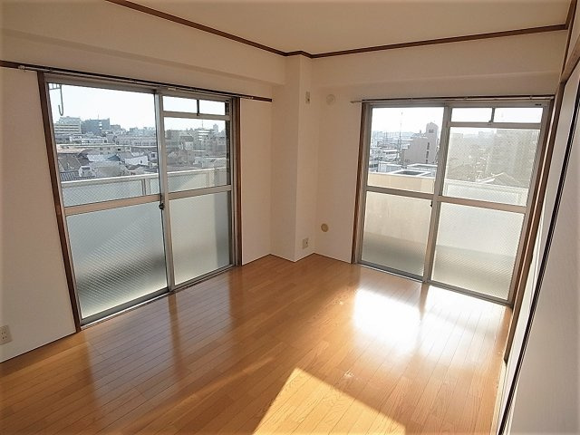 ロイヤル石井の内装|二面採光で明るい室内