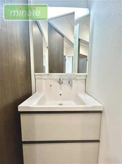 【独立洗面台】 | 小学校5分　中学校5分　食洗機付　太陽光設置　鷺沼３　2号棟 | 販売現地　2階の洗面台です。