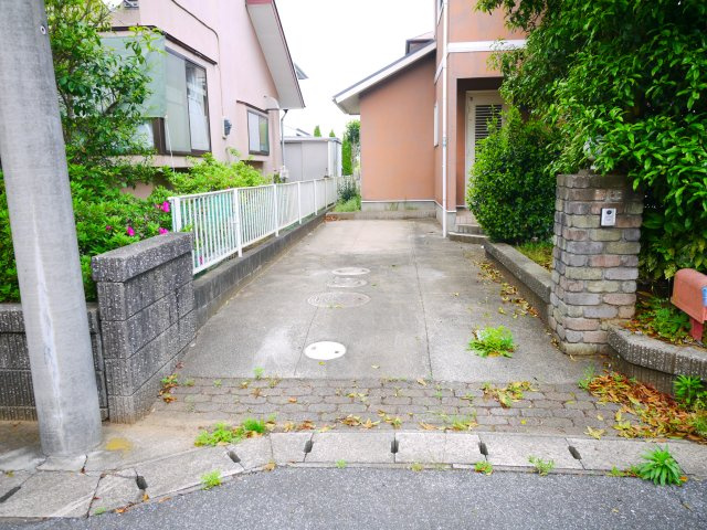 山武市松尾町高富　中古戸建の駐車場|平成6年12月築4LDK  JR総武本線松尾駅徒歩約34分  シテムキッチン リフォーム必要です
 