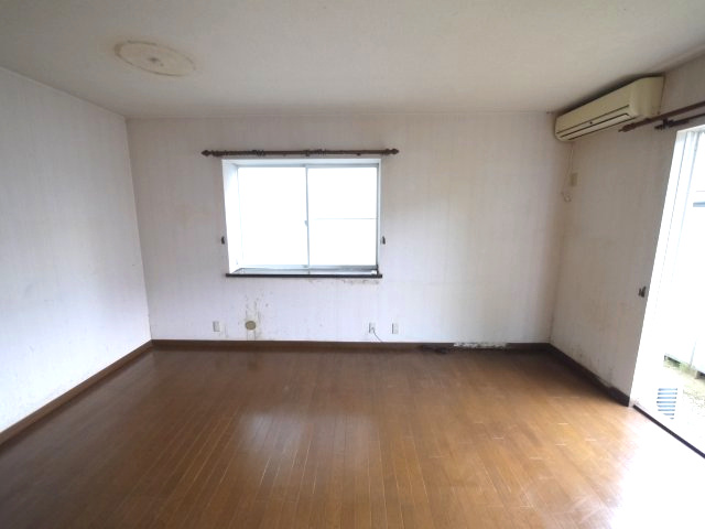 山武市松尾町高富　中古戸建の居間・リビング|平成6年12月築4LDK  JR総武本線松尾駅徒歩約34分  シテムキッチン リフォーム必要です
 