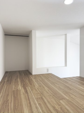 RENATUS PRIMOの収納|ロフトの隅にパイプハンガーもあります