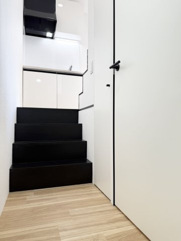 RENATUS PRIMOの玄関|階段の先は１Rへ