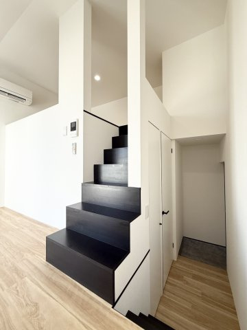 RENATUS PRIMOの洋室|真っ黒の階段のアクセントがめちゃくちゃカッコいい