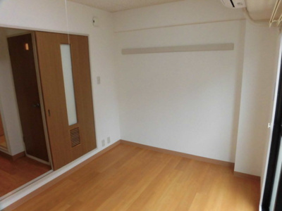 【居間・リビング】 | グランメール | 寝室も広々しているのでゆっくり過ごせますね。