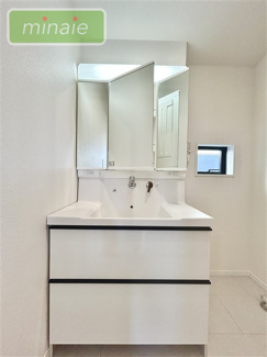 【独立洗面台】 | 小学校5分　中学校5分　食洗機付　2階リビング　鷺沼３　3号棟 | 販売現地　明るく清潔感あふれる洗面空間