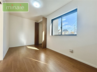 【洋室】 | 小学校5分　中学校5分　食洗機付　2階リビング　鷺沼３　3号棟 | 販売現地　シンプルモダンなデザインの洋室