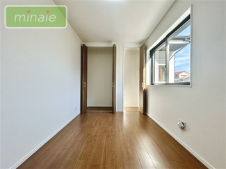 【洋室】 | 小学校5分　中学校5分　食洗機付　2階リビング　鷺沼３　3号棟 | 販売現地　陽当たり良好で明るい洋室